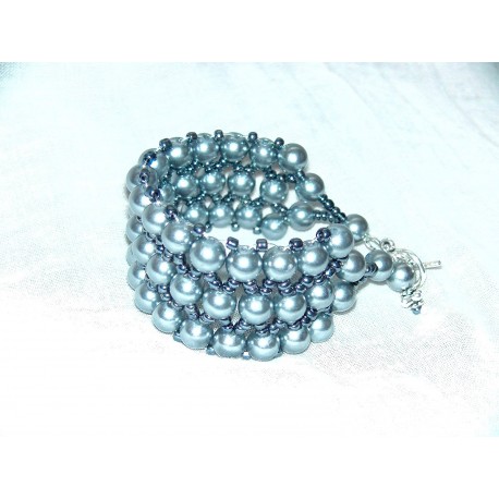 Bracelet en perles nacrées.